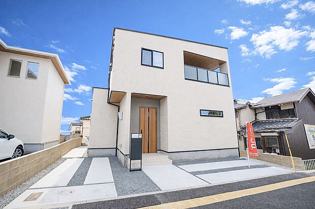 【A号地 完成公開中】片流れ屋根がスッキリとした印象のシンプルモダンな佇まい。多面採光で明るい邸内は、LDKで寛ぐだけでも陽だまりが心地よく、対面キッチンやリビング階段によりご家族の絆が深まります。