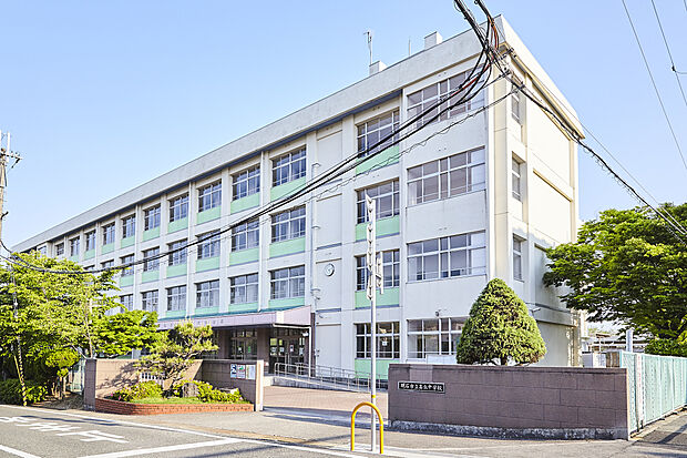 【高丘中学校まで徒歩約12分】明石市初の併設型小中一貫校です。一貫教育校の校訓は「強く　すなお　思慮深く」。HPでは、授業風景が写真入りで紹介されており、校内の様子をご覧いただけます。