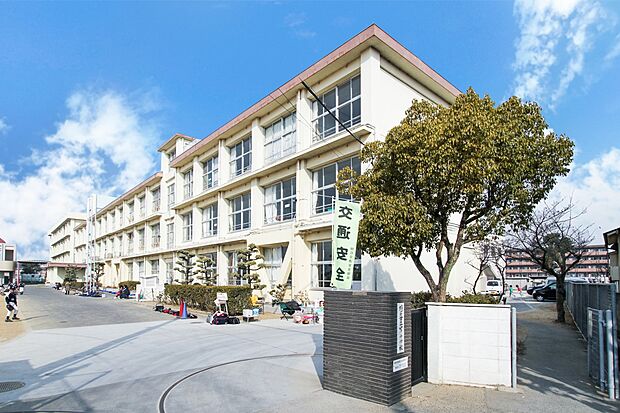 【山手小学校まで徒歩約3分~5分】教育機関や小児科クリニックが徒歩圏内に揃い、子育てにもやさしい住環境。山手小学校は1000名超の児童数で活気があり、低学年のお子様にも通いやすい距離です。