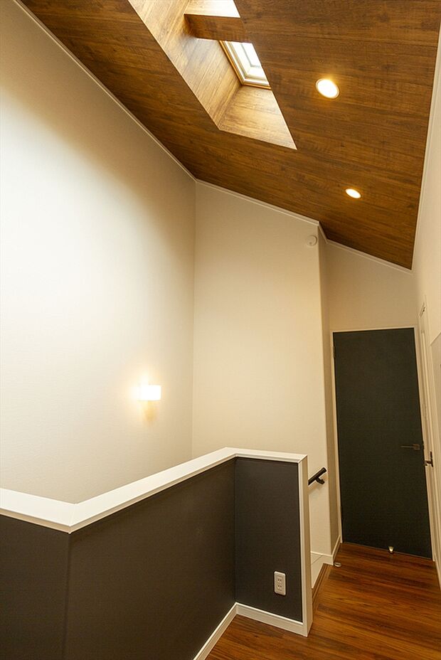 【【当社施工例】】2階ホールには、自由にお絵かきを楽しめる黒板クロスや家族の写真や作品を飾ったりと多彩に使えるマグネットウォールをプラン。明るい陽光が差し込む天窓を設え、心地よい空間でのびのびと楽しめます。