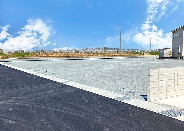 【【現地土地写真】】全29区画が伸びやかに連なる開放的なビッグタウン!山陽電鉄本線「西江井ヶ島」駅、小・中学校、スーパーなどが徒歩10分圏内に揃い、様々な世代にとって便利な暮らしが叶います。/2025年04月撮影