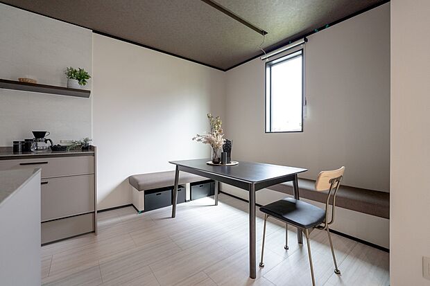 【【1階ダイニング/B号地モデルハウス】】テーブルを囲うようにコーナーに設けた、造作ヌックダイニング。来客時など、大勢で食卓を囲む際にも便利です。足元には収納があり、休憩スペースやお子様の宿題スペースとしても◎