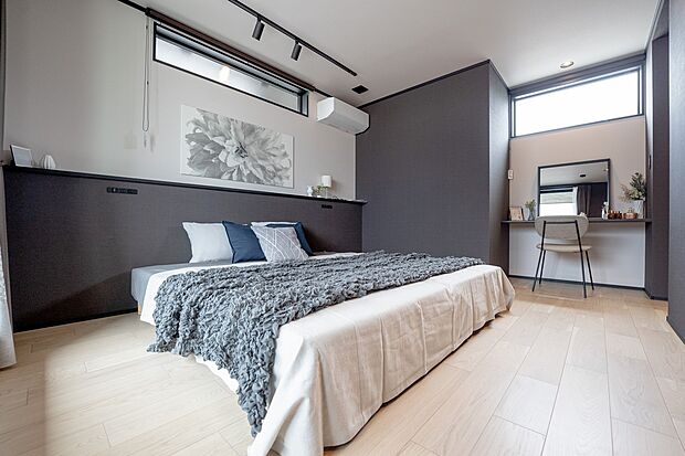 【【2階約7.8帖主寝室/B号地モデルハウス】】3面からの光に包まれる主寝室。ベッドボードは時計や小物など、お気に入りのアイテムを置いてディスプレイを楽しむ事も。ワークスペース横に約3.5帖WICがあり、コーディネート選びや身支度がスムーズです。