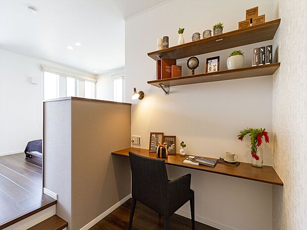 【【当社施工例】】主寝室の隣にご夫婦が並んで読書できるスペースを設けました。2.3帖のスペースは趣味のスペースやワークスペースとしても使用可能です。自室での時間も有意義にお過ごしください。