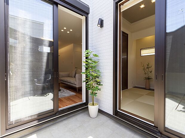 【【当社施工例】】南側に設けられた「つなテラ」。開放的でありながら、プライバシーを大事にした設計に。晴れた休日のカフェタイムを楽しんだり、お子様のプール遊びや友人家族とのバーベキューなど、様々に活躍します。