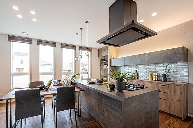 【【1階約20帖LDK/C号地モデルハウス】】家具のようなデザインで、リビングの洗練された印象に溶け込むグラフテクトのキッチン。間接照明の、やわらかな光の陰影が立体感を生み出し、お料理が楽しくなりそうです。