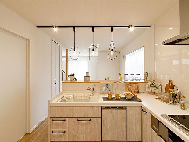 【【当社施工例】】コンパクトな動線で使い勝手のよいL字型キッチンを採用。ご家族と一緒に、お料理ができるゆとりのあるスペースを確保しました。お子様と一緒に色々なお料理に挑戦してみるのも楽しそうです。