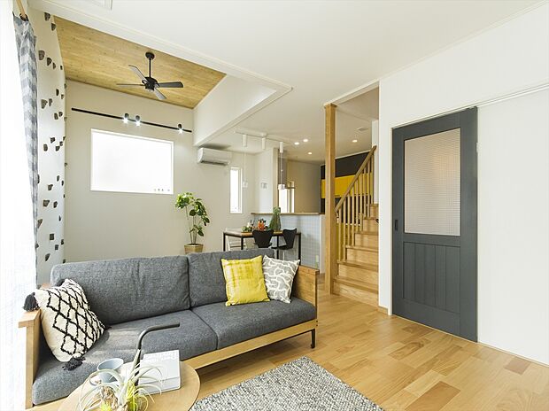 【【当社施工例】】南東側の大きな窓からたっぷりと陽光が舞い込む明るいリビング。リビング階段は一部オープン仕様で、LDKのどこにいても家族の帰宅時・外出時に顔を合わせられ、家族のふれあいを育めます。