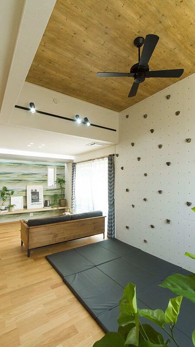 【【当社施工例】】リビング部分よりも更に天井に高さをもたせたボルダリングスペース。体を動かして遊びたい盛りのお子様から運動不足のパパママまで、家族みんなで運動をしながらコミュニケーションがはかれます。