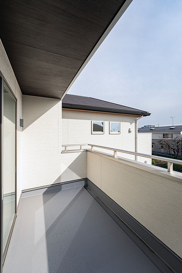 【【2階バルコニー/B号地】】採光を確保しやすく、手すりを使って布団を干すことができる横長形状のバルコニー。主寝室から出入りができ、お休み前に夜風に当たって手軽にリフレッシュも出来そうです。