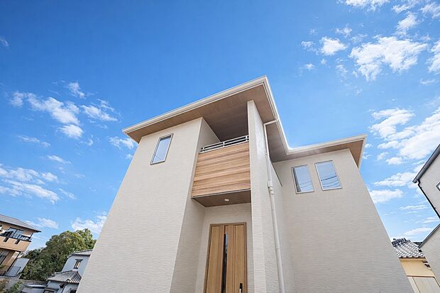 【【外観/B号地】】軒天や玄関ドア、バルコニーは、木目調の異なる表情を施し外観のアクセントに。LDKは北西側道路とは反対側に配置。階段室にも2連の窓を設け、リビングや2階ホールにやわらかな光を届けます。