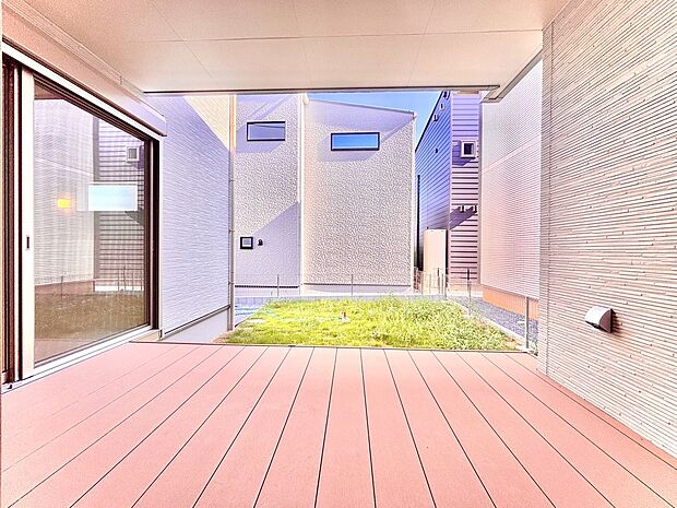 【リビングと繋がるウッドデッキ（4号棟）】