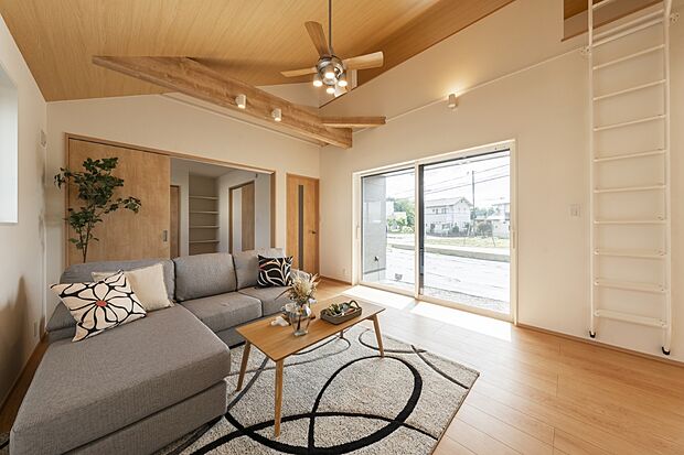 角地で陽当たり良好。ロフト完備。