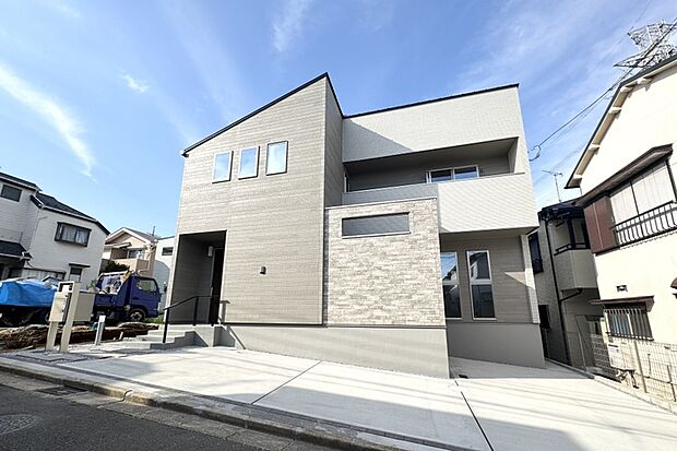 ◇柔らかなカラーの石目調をベースに素材感の異なる外壁材を組み合わせ、ナチュラルモダンなデザインに仕上げました。街並みと調和しつつも洗練された雰囲気を演出します。