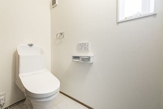 【トイレ】「少ない水でしっかり洗浄」13リットル便器からおよそ1/3、8リットル便器からおよそ3/5の洗浄水量へ。普段どおり使っているだけでいつの間にか節水できます♪※施工事例