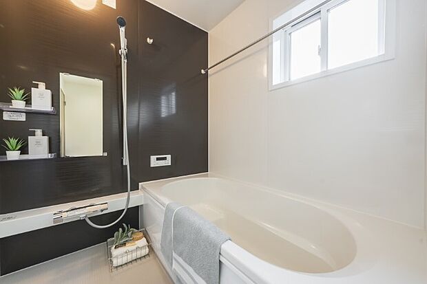 【浴室】嬉しい24時間換気機能付き。暖房・涼風・換気がこれひとつで完結！フロアは溝が浅く汚れが落としやすく、清々しい。床の表面の微細な凹凸パターンが、フロアに残った水をすばやく広げます。※施工事例