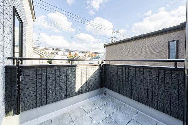 【バルコニー】◆石畳のタイル付きバルコニー。重厚感と温もりが調和し、外の空気を感じながら寛ぎや植栽を楽しめる上質な空間です♪