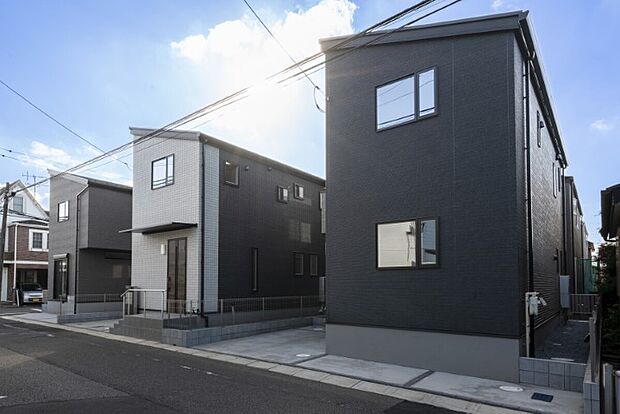 【現地外観写真】◆東葉高速線と新京成線の2駅2路線利用可能な好立地。小学校徒歩6分、中学校徒歩3分、幼稚園・保育園徒歩4～5分と子育て世帯の方にもぴったりのお住まいです◎