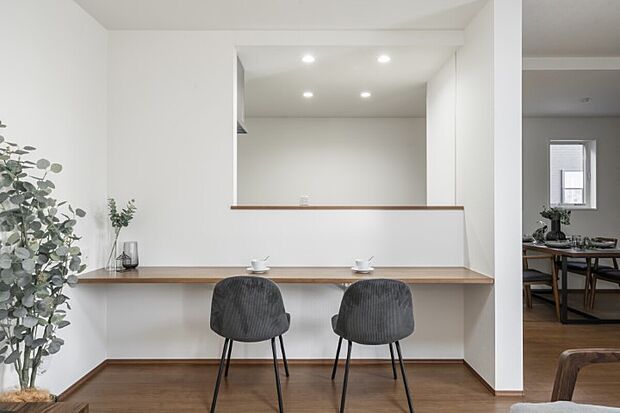 【カウンター】◆お子さまのリビング学習に最適なLDKのカウンター。家事をしながら宿題をしているお子さまの様子を見守れます。自宅学習だけでなく、ホームワークにも◎