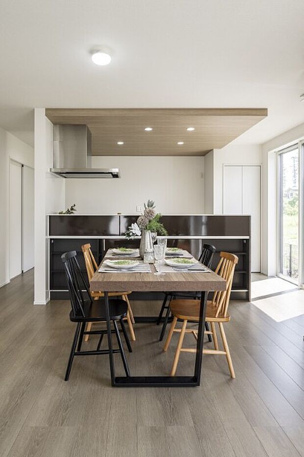 【ダイニング】◇対面キッチンなら、ダイニングテーブルにいる家族と会話が弾みます♪