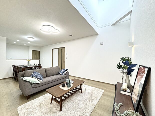 【リビング】◇リビングは、吹抜け部分に設けた高窓により、自然光を取り入れた心地よい空間です◎