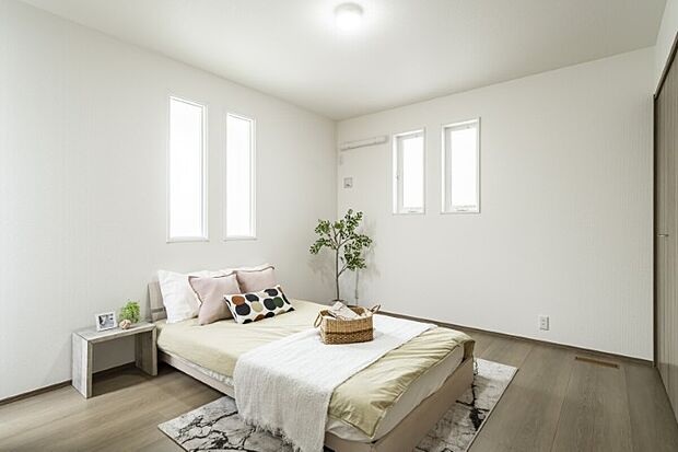 【主寝室】◇6.9帖の主寝室は、上質なくつろぎを提供する贅沢な空間。心からリラックスできるひとときを演出します。