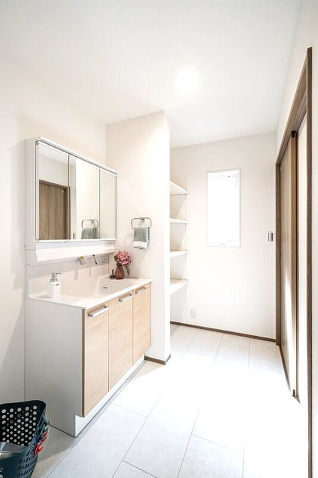 【洗面化粧台】◇洗面室は、棚が付いているのでタオルなど収納出来て、綺麗な状態を保てます♪