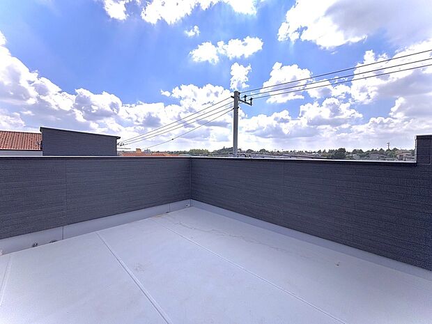 【スカイバルコニー】◇約10帖のスカイバルコニーはお子様の水遊びやバーベキュー、夕涼みにおすすめです♪ご友人を招待して食事やお酒を楽しみませんか♪
※イメージ