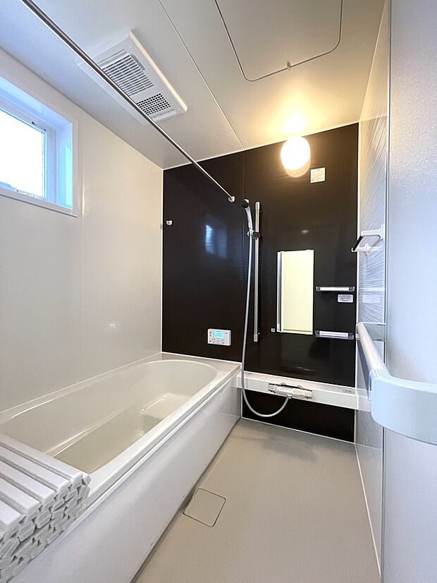 【浴室】上質感を演出するスライドバー＆大型シャワーヘッド くるりんポイ排水口でお掃除もラクラクいつもキレイ。 エコベンチ浴槽で手軽にリラックスできます。※現地撮影