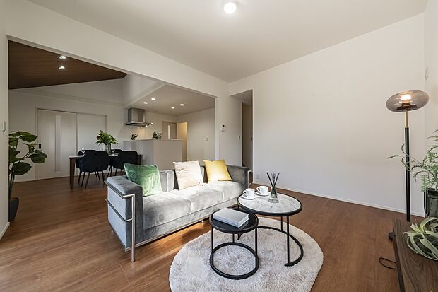 【リビング】21.7帖の開放的なLDLでゆったりと寛げます。癒しの日々を演出※完成予想図