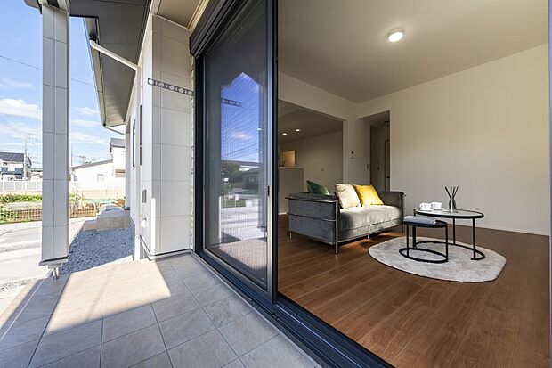 【リビング横のテラス】リビング横の窓を開けて、テラスとつながり、更に広々大空間を演出。※完成予想図