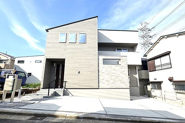 【外観】「フレスティア船橋・咲が丘」は、駅徒歩11分という便利なロケーションにありながら、3邸それぞれが独自のプランを採用し、個性豊かな空間を演出。