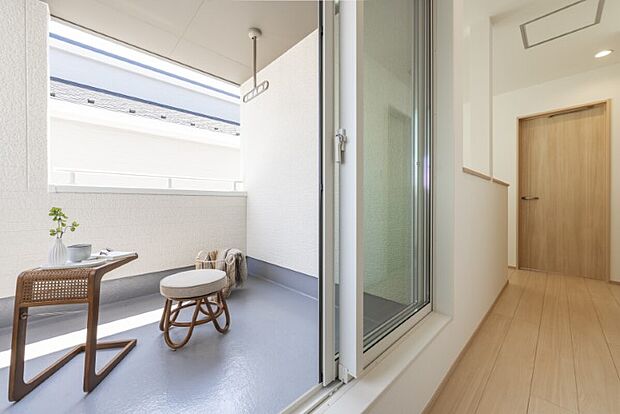 【インナーバルコニー】◇雨の日も快適に過ごせるインナーバルコニー。天候を気にせず洗濯物が干せ、くつろぎの空間としても活用できます♪※施工事例