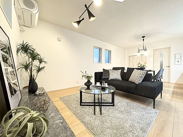 【リビング】◇リビング・ダイニングは、ゆとりある広さ。リビングの奥には、陽だまりと風を取り込むタイルスペースを設け、屋外との心地よい一体感を楽しめます◎※施工事例