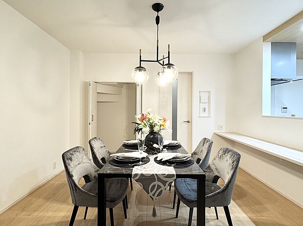 【ダイニング】◇カウンター付きキッチンは、朝食やお子さまの勉強スペースとしても活用できる多機能空間です♪※施工事例