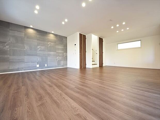 施工例　開放的な窓から差し込む優しい自然光が日常を忘れさせてくれる贅沢な空間を演出。