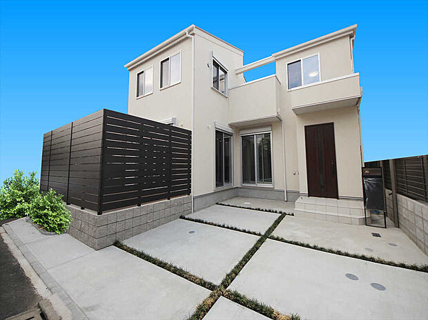 施工例　高級感溢れる外観が落ち着きを演出するラグシスシリーズ。美しさだけではなく、制震設備もしっかり整っているため機能性も兼ね備えております