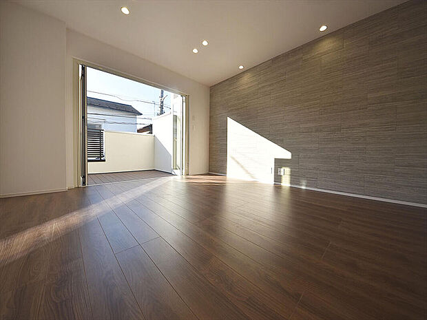 施工例　開放的な窓から差し込む優しい自然光が日常を忘れさせてくれる贅沢な空間を演出