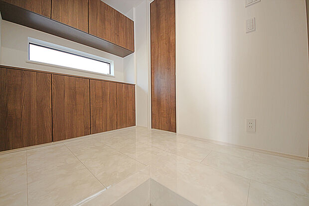 施工例　扉を開けた瞬間、目の前に広がる大理石調のフローリングがエントランスに一層の輝きと開放感を演出