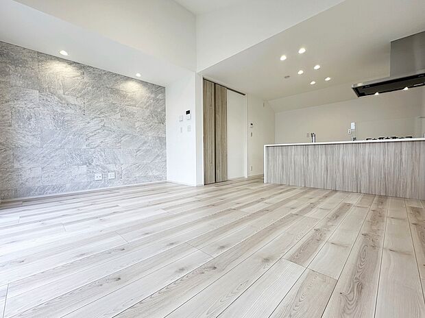 施工例　広々としたスペースに優しい光があふれるくつろぎのリビングダイニング