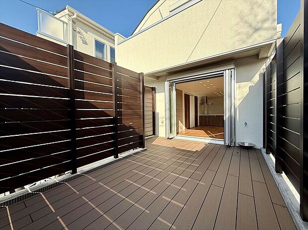 施工例　扉を開けた瞬間、目の前に広がる大理石調のフローリングがエントランスに一層の輝きと開放感を演出