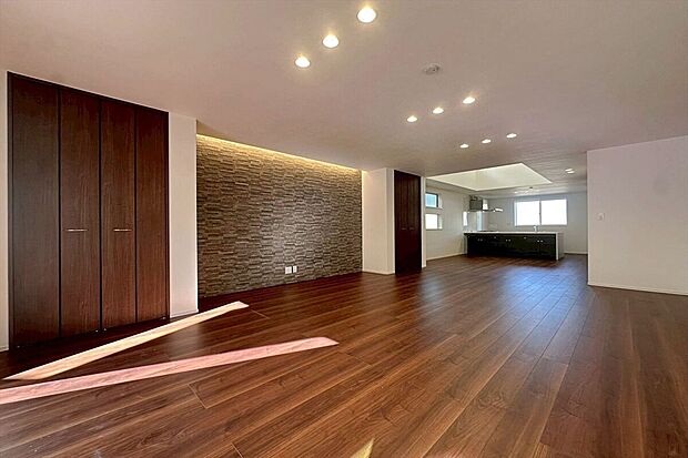 広々としたスペースに優しい光があふれるくつろぎのリビングダイニング