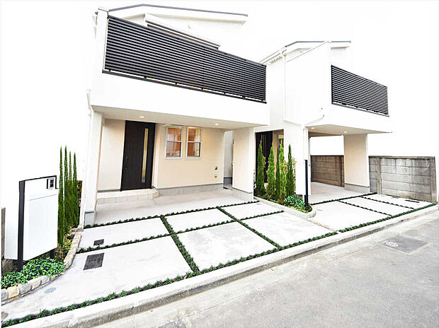 施工例　高級感溢れる外観が落ち着きを演出するラグシスシリーズ。美しさだけではなく、制震設備もしっかり整っているため機能性も兼ね備えております