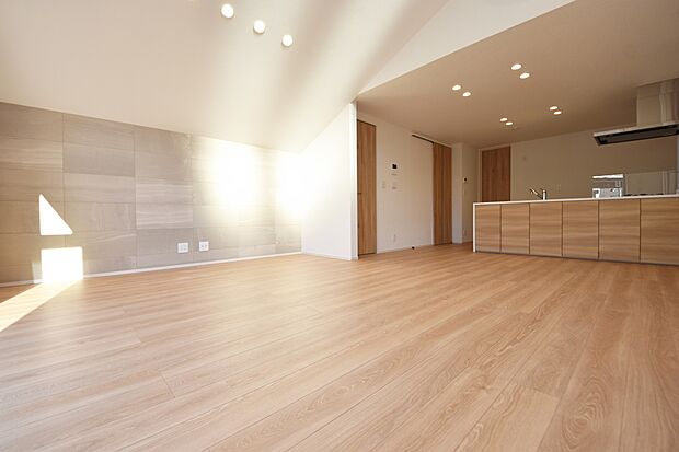 施工例 広々としたスペースに優しい光があふれるくつろぎのリビングダイニング