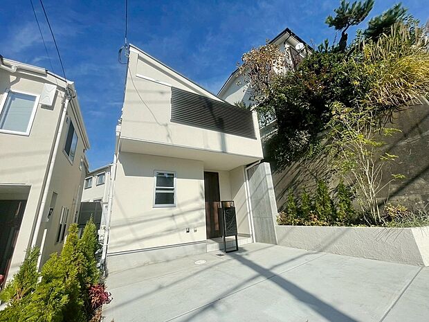 高級感溢れる外観が落ち着きを演出するラグシスシリーズ。美しさだけではなく、制震設備もしっかり整っているため機能性も兼ね備えております