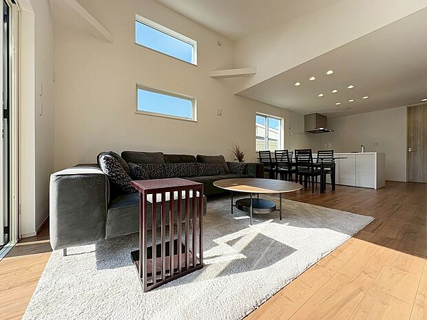 開放的な窓から差し込む優しい自然光が日常を忘れさせてくれる贅沢な空間を演出