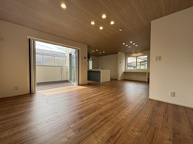 施工例 開放的な窓から差し込む優しい自然光が日常を忘れさせてくれる贅沢な空間を演出。