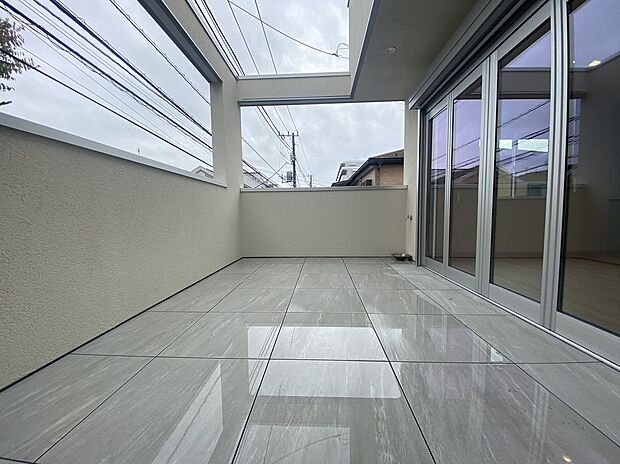 施工例　青空を背景に陽光のスポットライトを浴び、オーナー様だけの特別な空間を演出