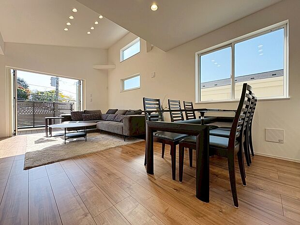 施工例　開放的な窓から差し込む優しい自然光が日常を忘れさせてくれる贅沢な空間を演出。