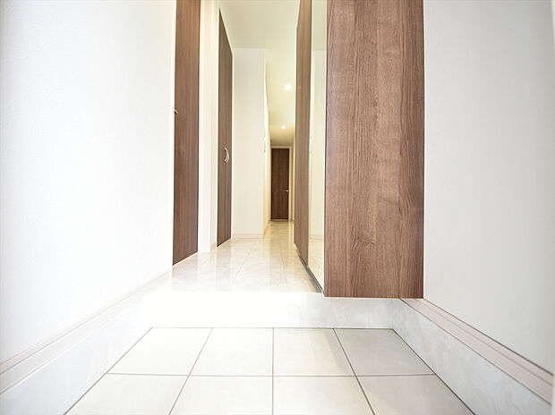 施工例　扉を開けた瞬間、目の前に広がる大理石調のフローリングがエントランスに一層の輝きと開放感を演出